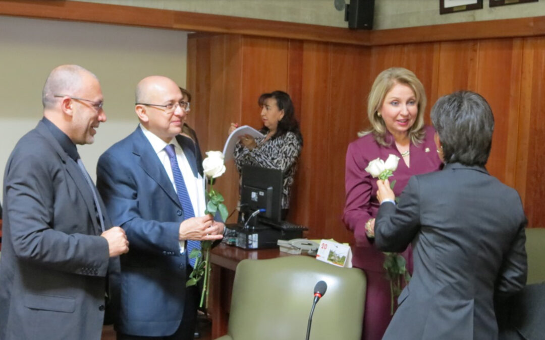 Claudia López llegó a cumbre de poderes con flores para el fiscal Eduardo Montealegre