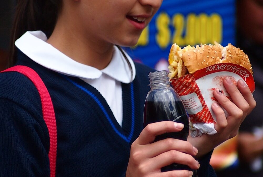 Piden regular la comercialización y venta de comida chatarra y bebidas azucaradas en parques y colegios