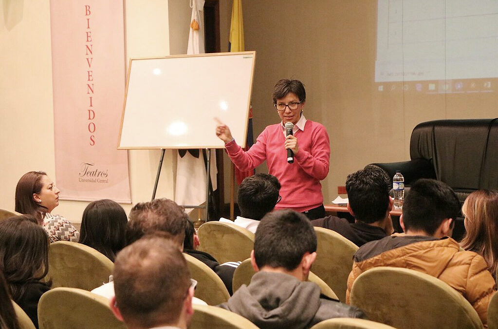 Al calor de un café, Claudia López inició tertulias en la Universidad Central