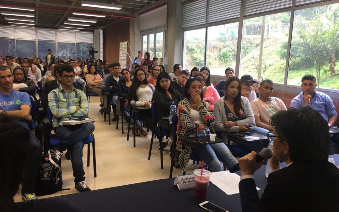 Antioquia abrió nuevos espacios para debatir sobre corrupción y elecciones presidenciales de 2018 con la senadora Claudia López