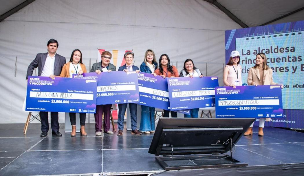 Mujeres en Bogotá reciben apoyo económico para sus emprendimientos