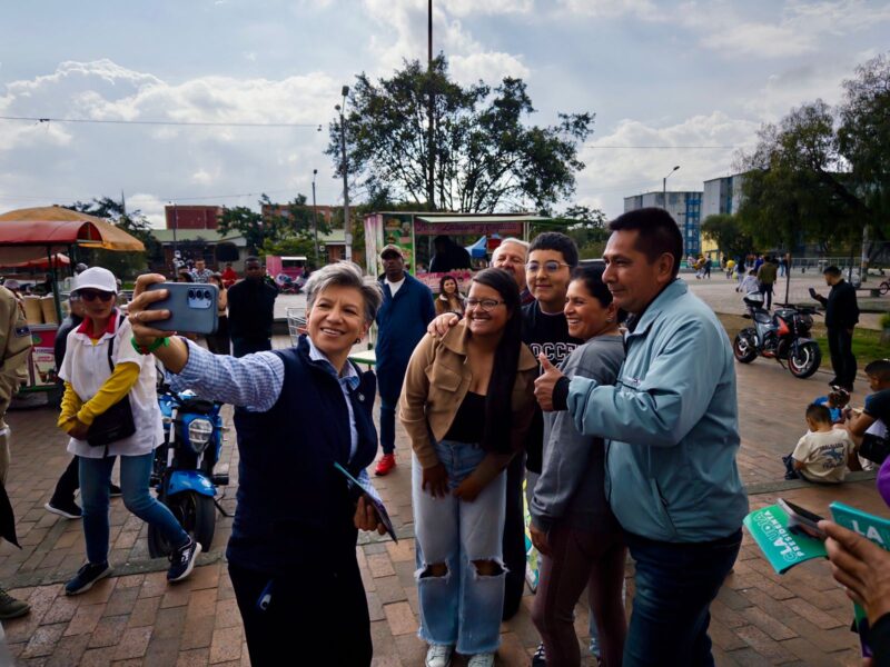Claudia López se tomó fotos con mucha gente en Bosa