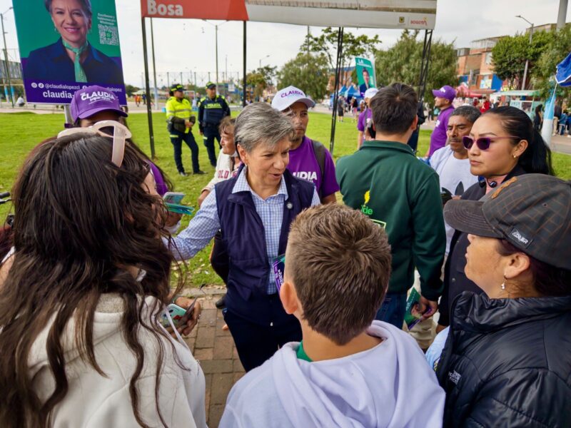 Claudia López recorrió Bosa con Joseph Plaza y distintos voluntarios