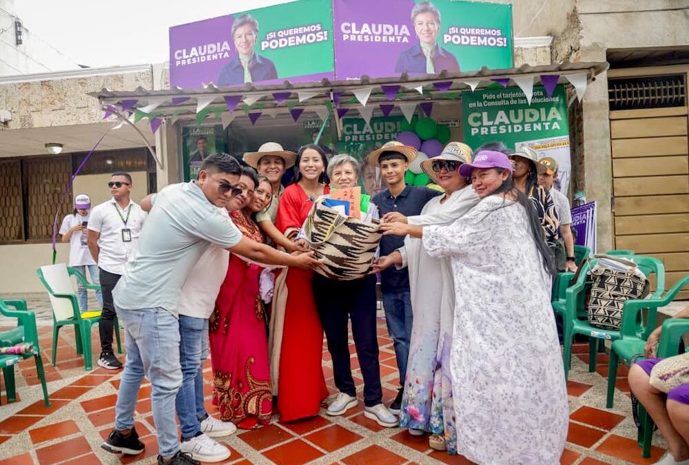 Mujeres Wayúu entregan a Claudia López los sueños