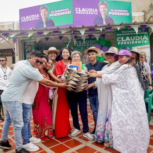 Mujeres Wayúu entregan a Claudia López los sueños